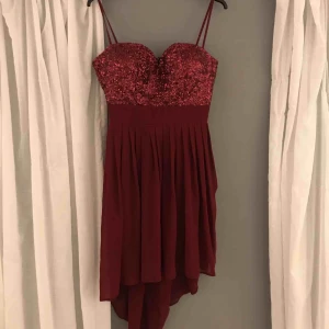  - En snygg festklänning eller till bal? Aldrig använd ❣️ Köparen står för frakt 