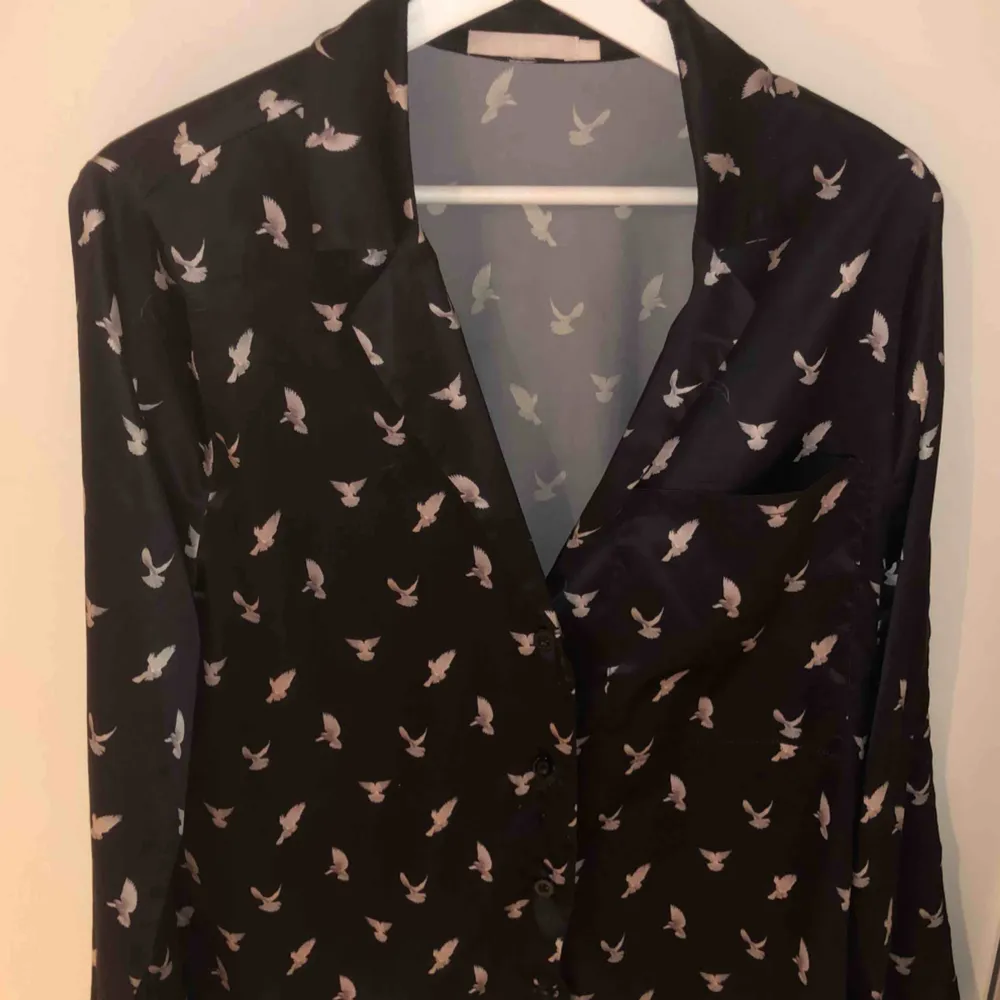 En super snygg svart skjorta med små fåglar på från NAKD! Passar allt från xs-m, säljs då den aldrig kommer till användning. Kan mötas upp eller fraktar! Meddela mig vid eventuella frågor/bilder! 💖💖💖. Blusar.