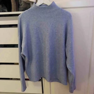  - Superfin ljusblå polotröja från H&M som tyvärr inte kommer till användning längre. Nästan helt oanvänd. Frakten ingår!
