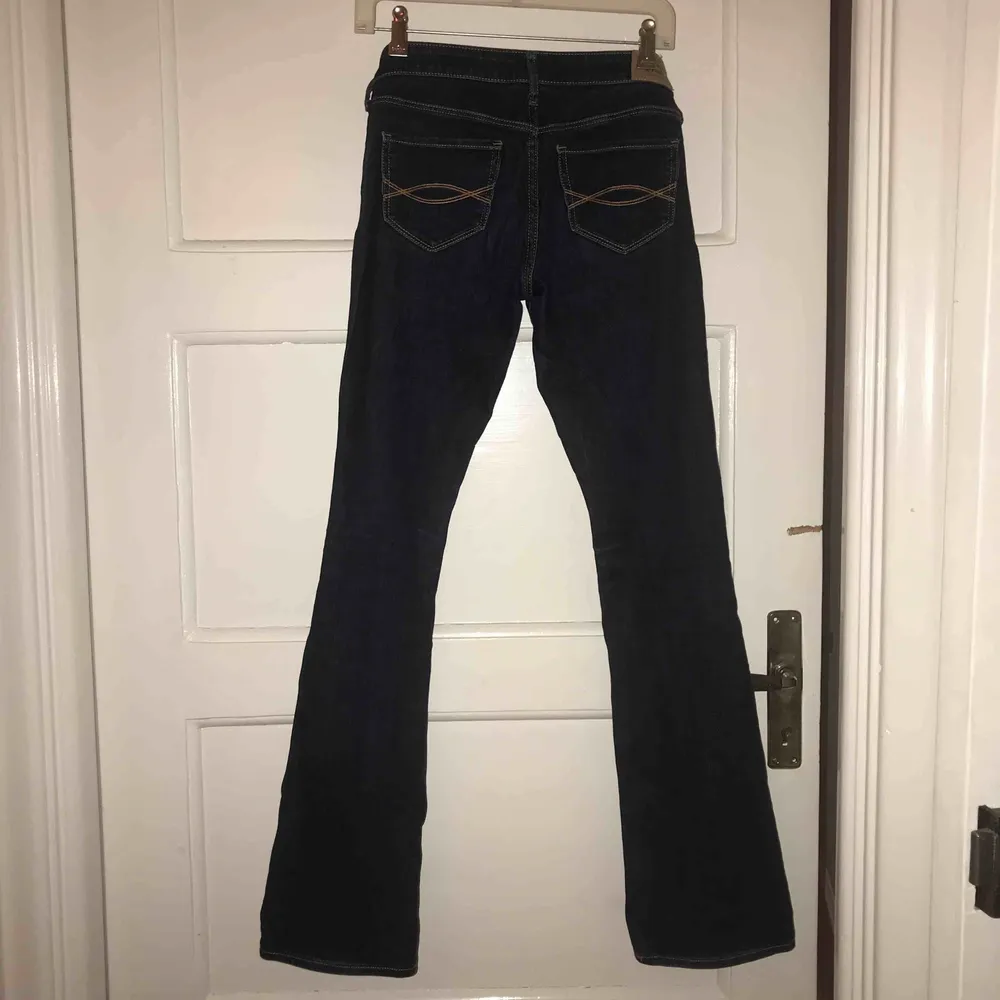 Jättefina mörkblåa bootcut jeans från Abercrombie and Fitch W:24 L: 33 00R. Jeans & Byxor.
