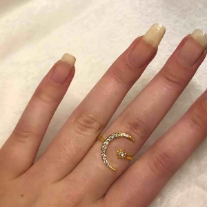  - Helt ny guldring (moon and star) oanvänd  Frakten ingår i priset