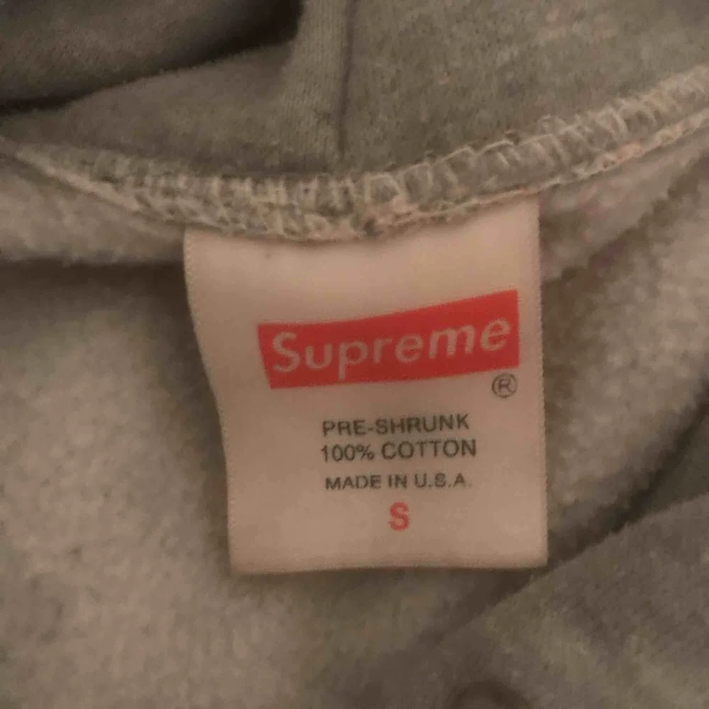 Fake supreme hoodie i storlek s. Jätte snygg och skön men kommer tyvärr inte till användning hos mig ❤️ pris kan diskuteras vid snabb affär . Hoodies.