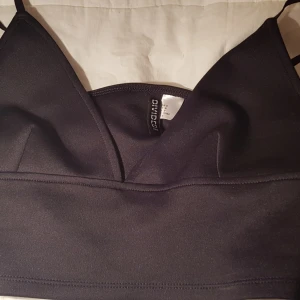  - Top! Funkar helt perfekt med ett par snygga byxor! Bralette. Säljer för att jag vill att den ska få ett nytt hem!❤️💕