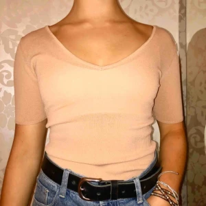  - Helt ny tröja! Superskön men köpte fel storlek. Endast prövad. Stretchiga material och djup i ryggen. Fri frakt!