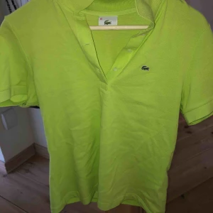  - Piké från Lacoste. Står att det är i strl 40 men skulle säga att det är som en strl S. I nyskick