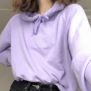  - Lila hoodie från H&M, köpt förra hösten men har tyvärr tröttnat på den. Kan mötas upp i uppsala eller stockholm men annars står köparen för frakt💜