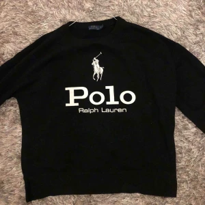  - Svart Ralph lauren sweather i jättebra skick då den är använd cirka 3 gånger. Den köptes för 679 kr och säljs nu för 100 kr. 