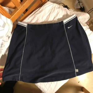  - Blå nikekjol köpt på humana i våras, inte kommit tillräckligt till användning. Det är ”shorts” under kjolen som inte syns eller märks enligt mig, de sitter fast och är i samma färg och material som kjolen fast sitter tajt:)❤️❤️