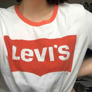 En fin Levis t-shirt i storleken L men sitter som en S. Kan mötas upp i Örebro, annars står köparen för frakt🥰