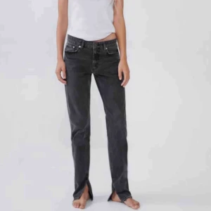  - Säljer de super populära (och slutsålda) jeansen med slit från zara. Jeansen är helt nya med lappar kvar (se bild). Går som sagt inte att få tag på längre och de är väldigt eftertraktade så det blir först till kvarn eller högsta bud som gäller😝