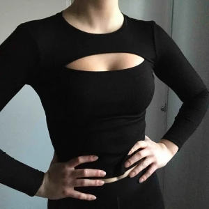  - Svart ribbad tröja med öppning vid bröstet