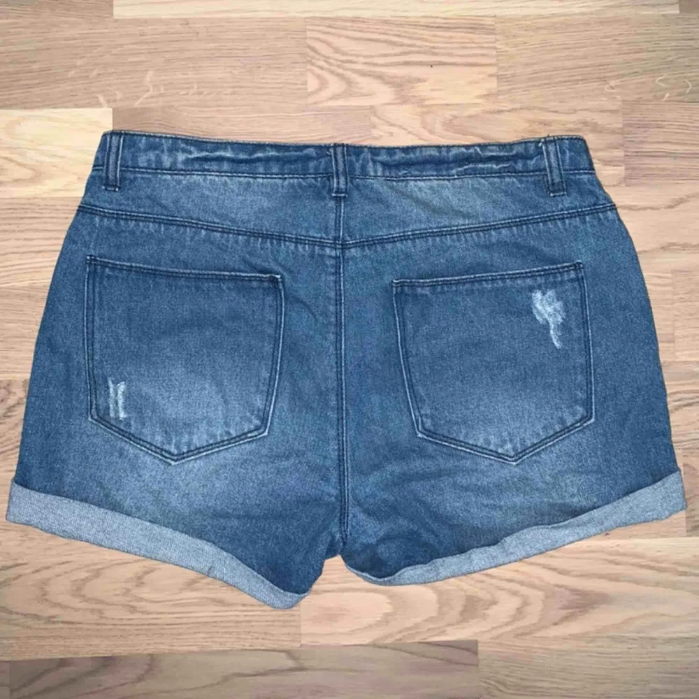 Jeans shorts i mjuk stretch, fint skick. Fraktar om köparen står för frakt, möts gärna upp. Shorts.