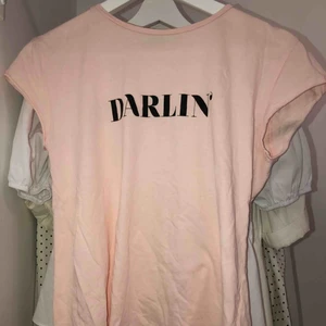  - Rosa T-shirt från NA-KD. Sparsamt använd. Frakt tillkommer.