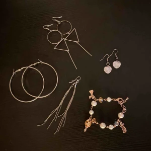  - Blandat med fina smycken. Allt för 30kr eller 10kr/st. Frakt tillkommer (20kr)🌟