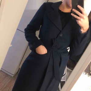  - Jättefin mörkblå kappa fr StockLm, knappt använd, perfekt längd. 