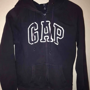  - Välanvänd hoodie från GAP, i bra skick, köparen står för frakten🥰