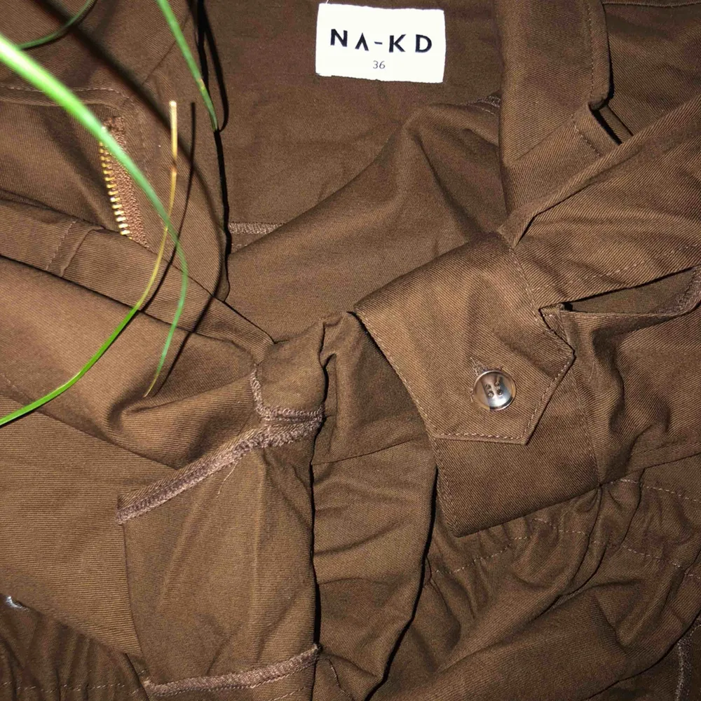 Brun jacka från NA-KD, ”Short Oversized Marked Waist Jacket Brown”. Aldrig använd, säljer eftersom den är för stor för mig. Köparen betalar frakten.. Jackor.