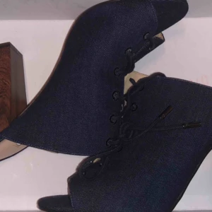  - Oanvända och belt äkta GUESS skor med GUESS kartongen kvar.