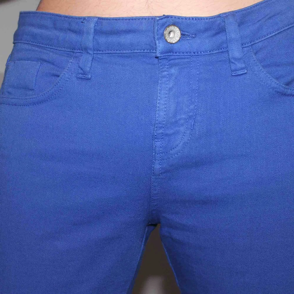 Fett fina blåa byxor från Guess! Knappt använda pga ej min storlek. Sorry för suddig bild det blev så när jag la den i appen, vill ni ha en bättre bild skriv meddelande! 🥰. Jeans & Byxor.