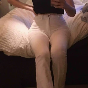  - Superfina vita cheap monday jeans! De är vida i benen, bootcut! 😊 Bra skick, då de knappt är använda!    Möts upp i majorna eller fraktas, köparen betalar för frakt🥰