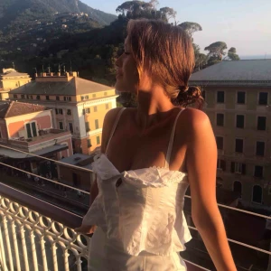  - Fint linne köpt här på Plick, säljer då det tyvärr är för litet. Linnet har axelband men som jag på bilden valt att vika ned🥰 Frakt 30kr