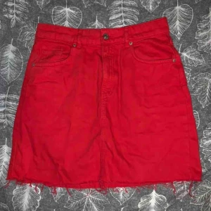 - Röd jeans kjol Lite använd  Bra skick