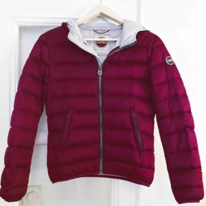 Varm Colmar jacka - Säljer min Colmar jacka pga att den inte längre passar! Använt den ett fåtal gånger och är i superfint skick. Storleken är mer som en S :)