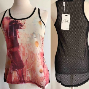  - Vacker nättopp från Jela London. Svart något längre baksida. Tryck på framsidan. One size men passar bäst till dig som har 38/40 Fri frakt  https://www.nellasshop.com/products/topp-med-text-svart