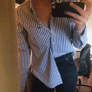  - Somrig kjorta från Hollister, använd ett par gånger bara så väldigt bra skick👍🏽♥️