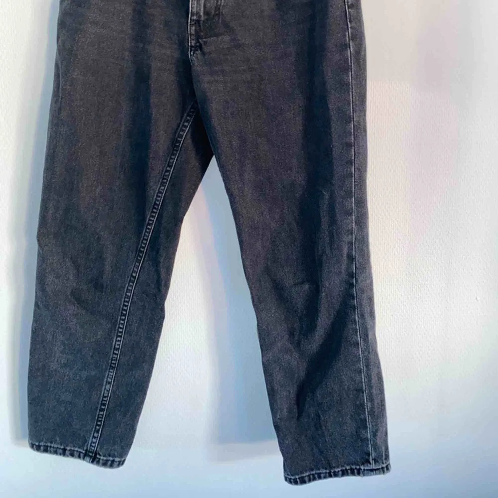 Så fina mom jeans som är i nästan stentvättade svart färg, Från CheapMonday. Använda 1 gång typ så i ny skick. Jeans & Byxor.