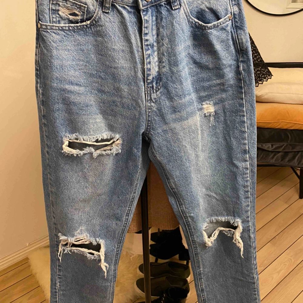 Helt nya, oanvända jeans ifrån Missguided. Lapparna sitter kvar. Det är storlek ”petit 36” och är bra i längden för mig som är 163 cm.  Köparen står för frakten . Jeans & Byxor.