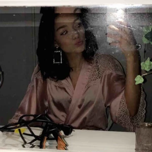  - Kimono från hm rosa köpt för 250kr säljer för jag behöver pengar🥰