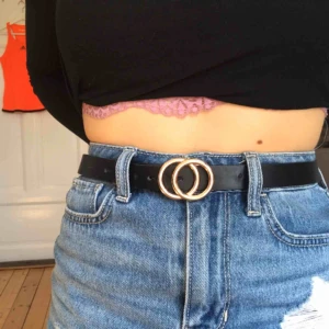  - Skärp från Gina Tricot i storlek XS-S. Lappen är halft avklippt p.g.a att den syntes när man hade på sig skärpet men man kan ändå se att den är från Gina ✨ en håltagare har tagit några extrahål så den passar även folk med liten midja 🥰