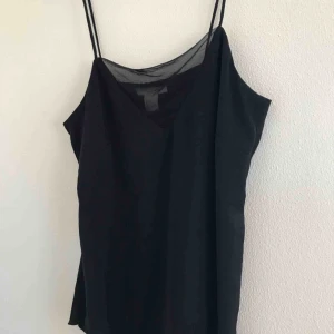 Svart festtopp med mesh detalj - Sjukt snyggt linne från h&m i storlek 34, passar även 36. Aldrig använt och är i ett lite glansigare material med en nätdetalj vid brösten. Eventuell frakt tillkommer💗⚡️
