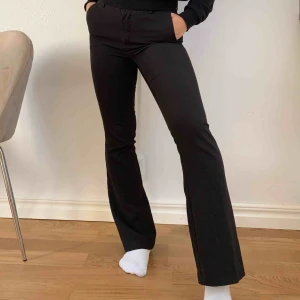  - Utsvängda kostymbyxor från bikbok i storlek XS. Passar längd 1,60-1,65 ungefär.  Frakten betalas av köparen på 59kr (inga undantag)💝   Vid upphämtning tar jag endast swisch 💞