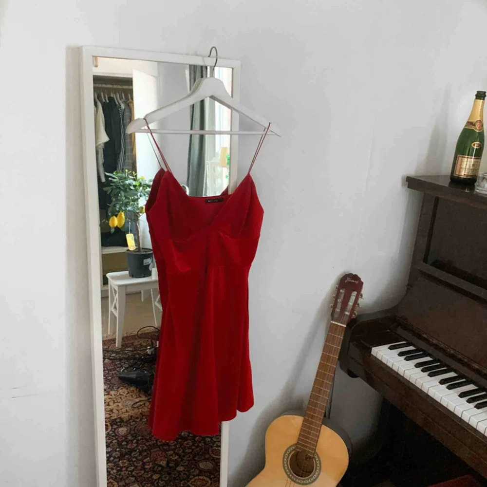 En röd klänning i sammet i storlek L. Köpt från Zalando och endast använts vid två tillställningar.💜. Klänningar.