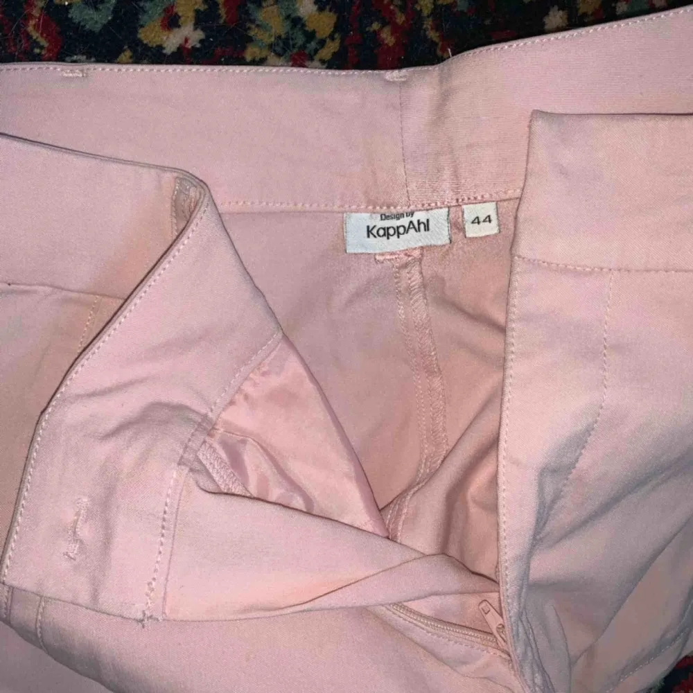 Rosa stilrena kostymbyxor i storlek 44 köpt från KappAhl. (Skriv gärna för att få bättre bilder) 💜. Jeans & Byxor.