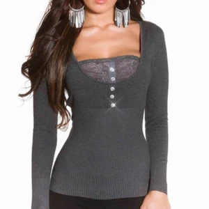  - Figurnära tröja i grå färg. Tillverkad av: 85% Viskos och 15 % Polyamid. Storlek: One Size (36/38) Färg: Antracit-grå, Från KouCla Ny https://nellasshop.com/products/spetsdekorerad-troja-antracit-gra