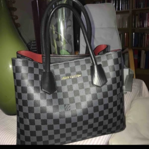  - Köpt i Turkiet för cirka två år sedan. Inga skråmor utanpå men lite sliten inuti. Kan gå ner i pris vid snabbaffär!