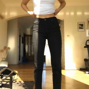  - Grå/svarta mom jeans! Hm Nypris: 249kr Sitter snyggt Kontakta för tydligare bilder  