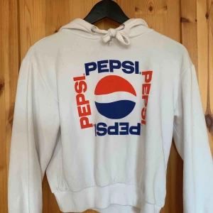  - Vit croped hoodie med pepsi loggan på, fint skick använd fåtal gånger. 
