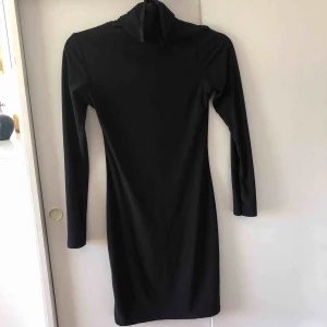  - En svart poloklänning från Sisters point. (Kanske inte alla som vet vad det är för märke). Den sitter tight, men det beror på vilken kroppstyp du är.  Frakt ingår ej