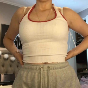  - gulligt ribbat linne från bikbok. aldrig användt. säljer för att ja inte använder den alls