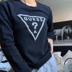  - Collage tröja från guess i fint skick 