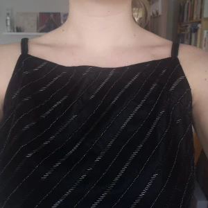 Vintage festtopp - Väldigt cool vintagetop med pärlor på framsidan i randigt mönster! Det finns en dragkedja på sidan av tröjan och den är lite figusydd💞 har köpt second hand och originalpris lapp sitter kvar! 