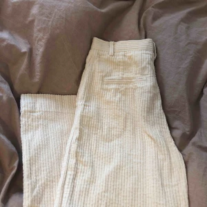  - Nu säljer jag mina favoriter i garderoben! supersnygga off-white manchesterbyxor PERFEKTA till våren och sommaren! Säljer pga för små, bra skick! (tyvärr) inte så mycket använda som de skulle kunna bli❤️