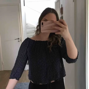  - Vitmönstrad mörkblå blus med trekvartslånga ärmar, knytning fram som går att justera själv! Storlek XS (funkar även för er som bär S) Endast 40kr!! 💕 Köparen står för fraktkostnaden  📦 
