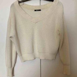Stickad tröja  - Krämig vit stickad tröja ifrån ginatricot. Endast använd 4 gånger 
