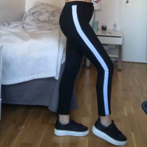  - Svarta kostymbyxor med vita detaljer storlek xs 