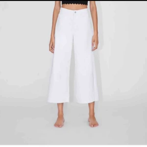 - Säljer dessa Jeans från Zara!! Köptes på plick men de var för stora för mig😢 Ur snygga annars till våren/sommarn med skinn/jeans jacka😩